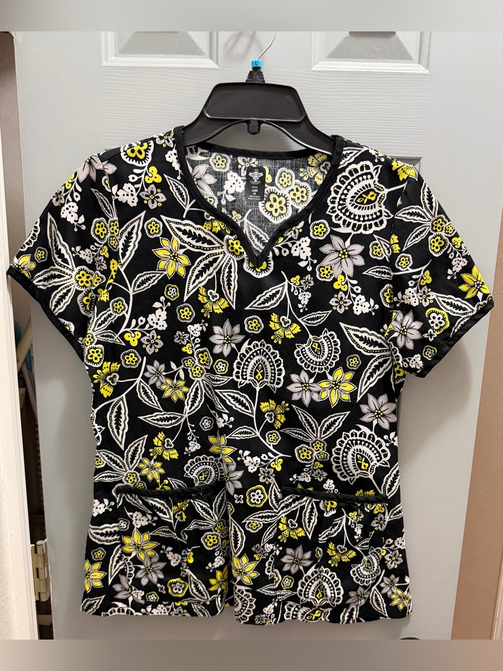Med Couture Women’s Black Yellow Floral Print Scrub Top Short Sleeve Medium 4389
